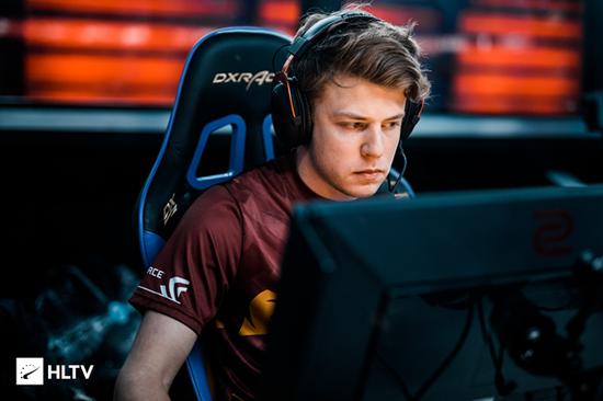 Team Spirit 正式签约17岁的zweih