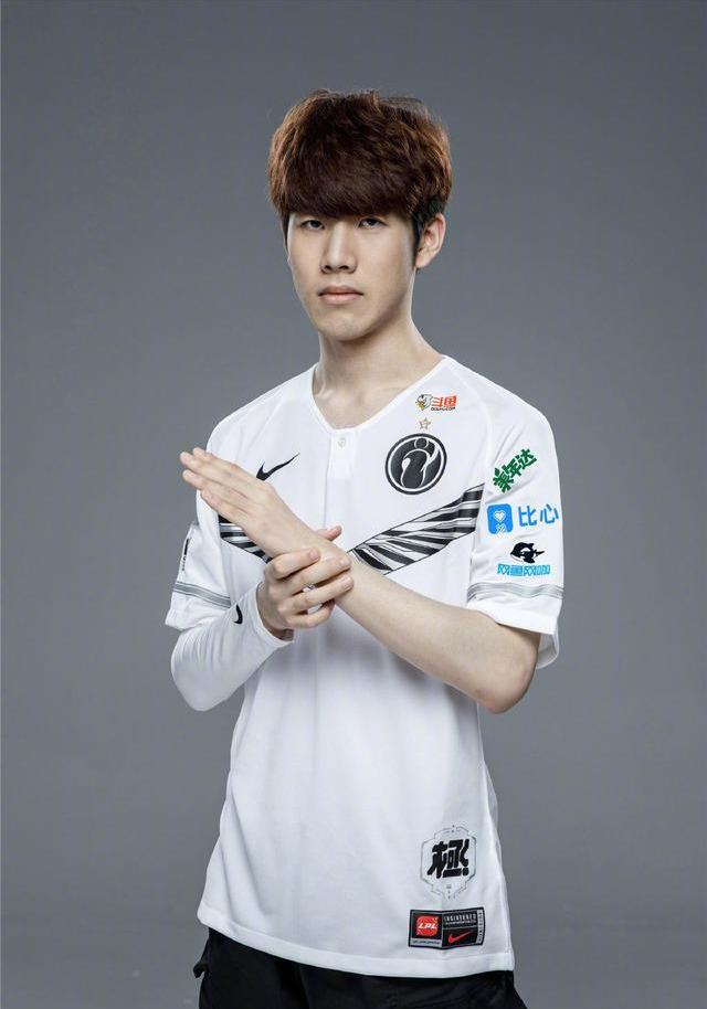 恭喜NV拿下首届英雄联盟手游艾欧尼亚杯总决赛冠军